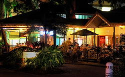 Apres Beach Bar & Grill - Palm Cove - Restaurant Canberra 1