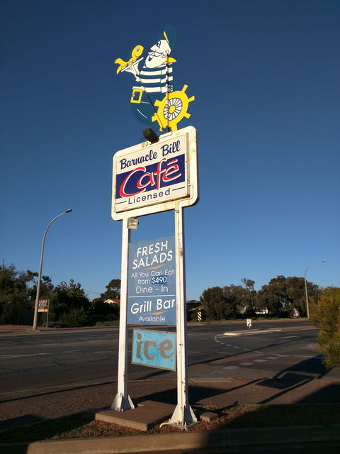 Barnacle Bill Family Seafood Restaurant - Restaurant Canberra 3