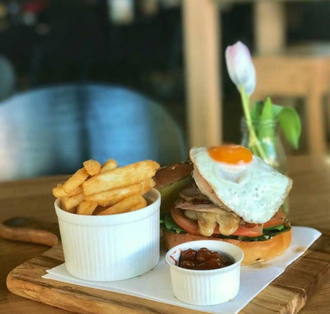 Explorers Restaurant - Restaurant Canberra 5