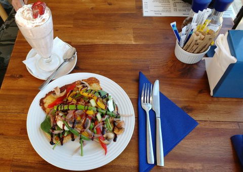 Brownie's On Budgewoi - Restaurant Canberra 0