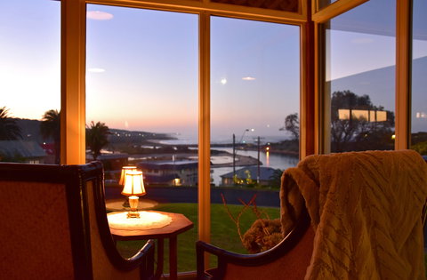 The Ocean Lounge - Restaurant Canberra 0