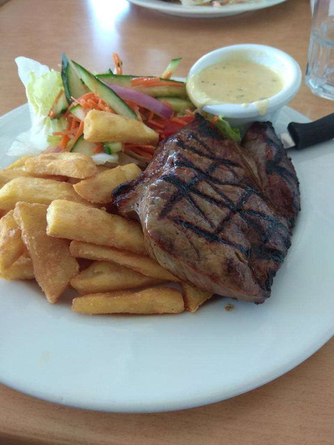 Gladstone Yacht Club - Restaurant Canberra 0