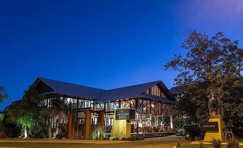 The Deck Poolside Bar & Restaurant - Restaurant Canberra 5