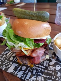 Arnies Cafe and Bar