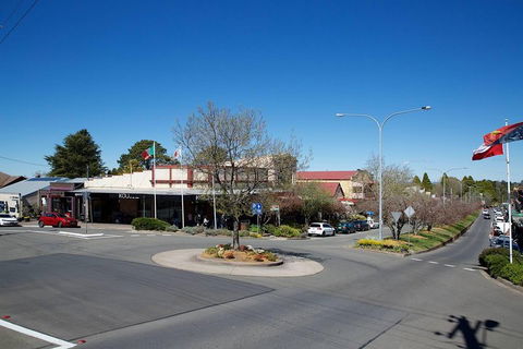 Private Blue Mountains Escape The Crowds SUV Tour - Restaurant Canberra 4