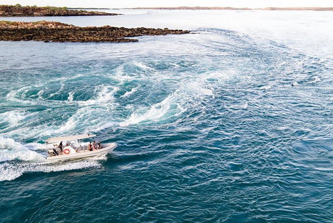 Cape Leveque, Sea Safari And Aboriginal Communities From Broome - Restaurant Canberra 3
