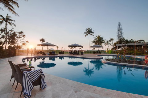 Tangalooma Island Resort Whale Watching Day Cruise With Dolphin Feeding - Restaurant Canberra 4