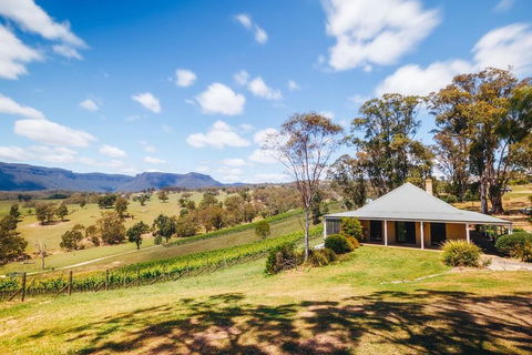 Luxury Blue Mountains Tour With Aussie BBQ Lunch And Wine Tasting - Restaurant Canberra 5